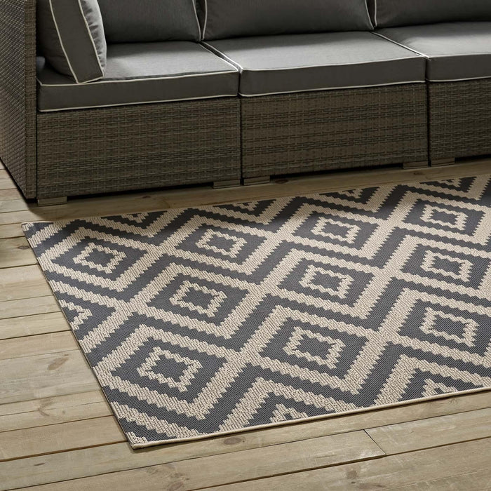 Jagged Geometric Diamond Trellis 8x10 Indoor and Outdoor Area Rug